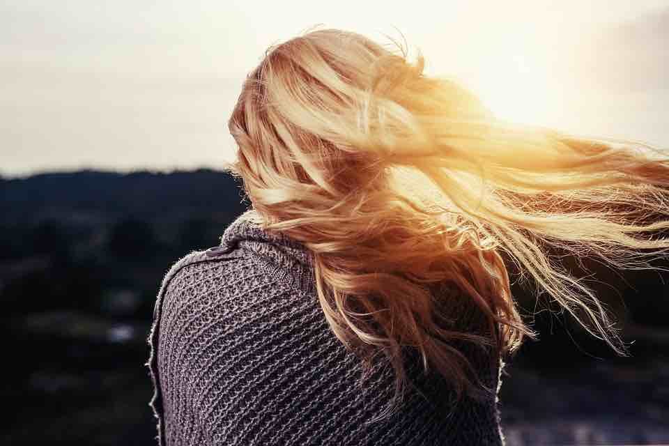 9 užitečných tipů pro letní péči o vlasy