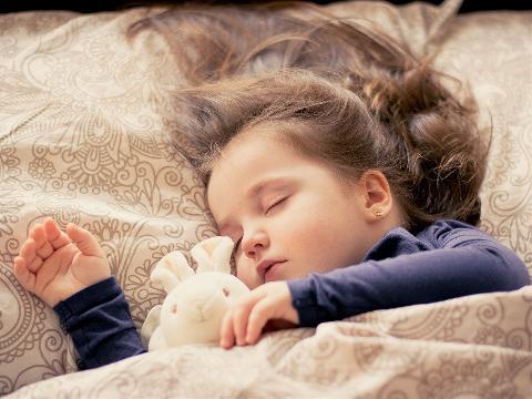 jak naučit dítě spát celou noc